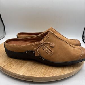 Naturalizer Tan Nubuck Leather Bow Mules Slip On Flats Womens 7.5 WW Wide Shoes